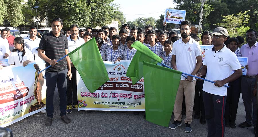 ಯಾದಗಿರಿ ನಗರದಲ್ಲಿ ಶುಕ್ರವಾರ ಜರುಗಿದ ಏಕತಾ ನಡುಗೆ ಜಾಥಾಕ್ಕೆ ಜಿಲ್ಲಾಧಿಕಾರಿ ಹರ್ಷಲ್ ಬೋಯರ್ ಚಾಲನೆ ನೀಡಿದರು