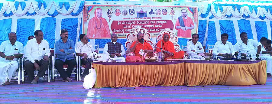 ನ್ಯಾಮತಿ ತಾಲ್ಲೂಕಿನ ತಗ್ಗಿಹಳ್ಳಿ ಗ್ರಾಮದಲ್ಲಿ ಶುಕ್ರವಾರ ದುರ್ಗಮ್ಮದೇವಿ ಶಿಲಾಮೂರ್ತಿ ಪ್ರಾಣ ಪ್ರತಿಷ್ಠಾಪನೆ, ನೂತನ ದೇವಾಲಯ ಉದ್ಘಾಟನೆ, ಗೋಪುರಕ್ಕೆ ಕಳಸಾರೋಹಣ ಹಾಗೂ ಧರ್ಮಸಭೆಯಲ್ಲಿ ಈಶ್ವರಾನಂದಪುರಿ ಸ್ವಾಮೀಜಿ ಮಾತನಾಡಿದರು