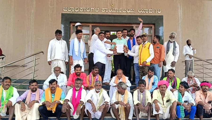 ಯಾದಗಿರಿ ನಗರದ ಜಿಲ್ಲಾಧಿಕಾರಿ ಕಚೇರಿಯಲ್ಲಿ ಕೆ.ಆರ್.ಎಸ್. ಕಾರ್ಯಕರ್ತರು ಮನವಿ ಪತ್ರ ನೀಡಿದರು.