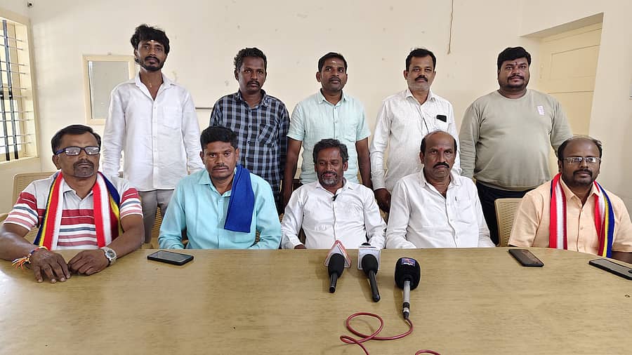 ಆನೇಕಲ್‌ನಲ್ಲಿ ನಡೆದ ಪತ್ರಿಕಾಗೋಷ್ಠಿಯಲ್ಲಿ ದಲಿತ ಮತ್ತು ಪ್ರಗತಿಪರ ಸಂಘಟನೆಗಳ ಹೋರಾಟ ಸಮಿತಿಯ ಮುಖಂಡ ತಿರುಪಾಳ್ಯ ಮುನಿರಾಜು ಮಾತನಾಡಿದರು