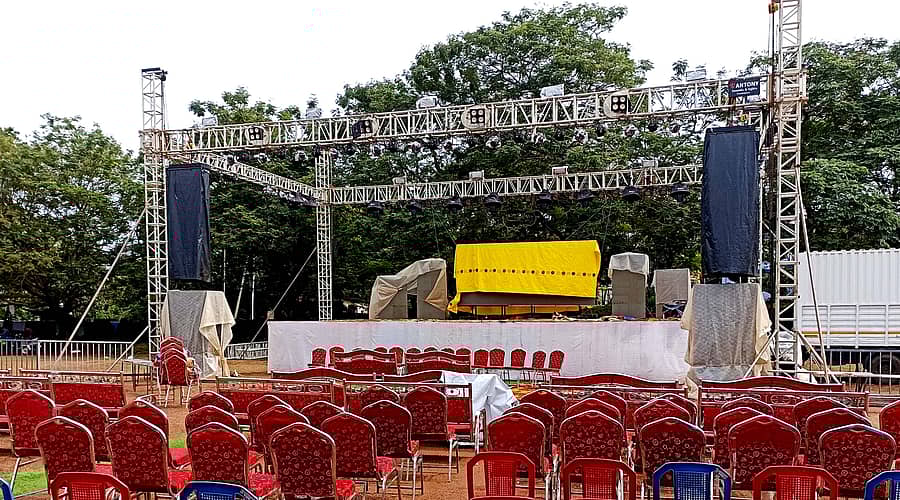  ಕುಮಟಾದ ಮಹಾತ್ಮಾಗಾಂಧಿ ಮೈದಾನದಲ್ಲಿ ಕುಮಟಾ ವೈಭವ ಕಾರ್ಯಕ್ರಮದ ವೇದಿಕೆ ತೆರವುಗೊಳಿಸಲಾಯಿತು