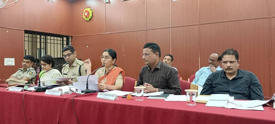 ಹಳಿಯಾಳದಲ್ಲಿ ನಡೆದ ಕಬ್ಬು ಬೆಳೆಗಾರರ ಸಭೆಯಲ್ಲಿ ಜಿಲ್ಲಾಧಿಕಾರಿ ಲಕ್ಷ್ಮಿಪ್ರಿಯಾ ಮಾತನಾಡಿದರು