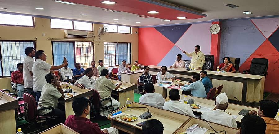 ಮಹಾಲಿಂಗಪುರ ಪುರಸಭೆ ಸಭಾ ಭವನದಲ್ಲಿ ನಡೆದ ಸಾಮಾನ್ಯ ಸಭೆಯಲ್ಲಿ ಸೌಜನ್ಯ ನೇಕಾರರ ಬಡಾವಣೆಯಲ್ಲಿ ವಸತಿ ಸೌಲಭ್ಯ ಕಲ್ಪಿಸಲು ಆಯ್ಕೆ ಮಾಡಿರುವ ಫಲಾನುಭವಿಗಳ ಕುರಿತು ಚರ್ಚೆ ನಡೆಯಿತು