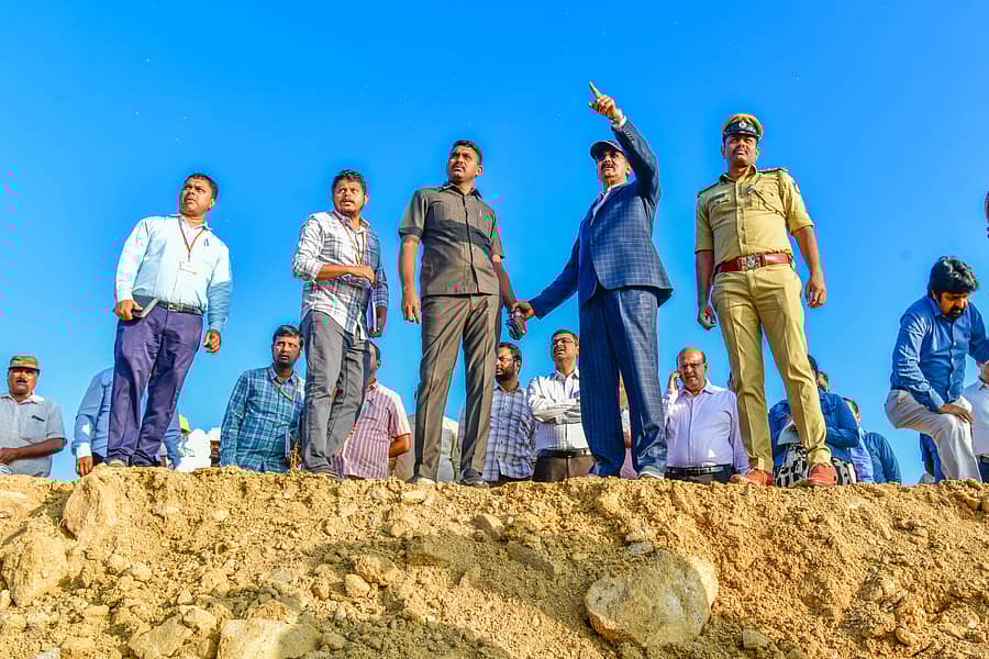 ಕೊಪ್ಪಳ ತಾಲ್ಲೂಕಿನ ಹಾಲವರ್ತಿ ಬಳಿ ಇರುವ ಕಲ್ಲು ಕ್ವಾರಿಯನ್ನು ಶುಕ್ರವಾರ ಪರಿಶೀಲಿಸಿದ ಲೋಕಾಯುಕ್ತ ನ್ಯಾಯಮೂರ್ತಿ ಬಿ. ವೀರಪ್ಪ  ಪ್ರಜಾವಾಣಿ ಚಿತ್ರ