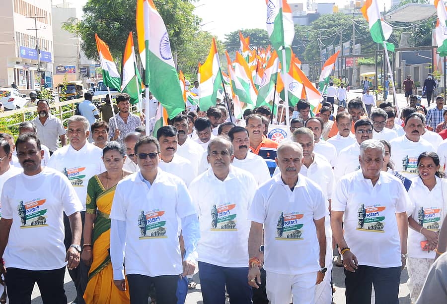 ತುಮಕೂರಿನಲ್ಲಿ ಶುಕ್ರವಾರ ಸರ್ದಾರ್ ವಲ್ಲಭಭಾಯಿ ಪಟೇಲ್ 150ನೇ ಜನ್ಮ ವಾರ್ಷಿಕೋತ್ಸವದ ಪ್ರಯುಕ್ತ ಏಕತಾ ಮೆರವಣಿಗೆ ನಡೆಯಿತು. ಕೇಂದ್ರ ಸಚಿವ ವಿ.ಸೋಮಣ್ಣ, ಶಾಸಕರಾದ ಬಿ.ಸುರೇಶ್‌, ಜಿ.ಬಿ.ಜ್ಯೋತಿಗಣೇಶ್‌, ಬಿಜೆಪಿ ಜಿಲ್ಲಾ ಘಟಕದ ಅಧ್ಯಕ್ಷ ಎಚ್‌.ಎಸ್‌.ರವಿಶಂಕರ್‌ ಇತರರು ಪಾಲ್ಗೊಂಡಿದ್ದರು