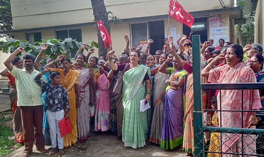 ದೊಡ್ಡಬಳ್ಳಾಪುರದ ಸಿಡಿಪಿಒ ಕಚೇರಿ ಮುಂದೆ ಅಂಗನವಾಡಿ ಕಾರ್ಯಕರ್ತೆಯರ ಸಂಘದಿಂದ ಪ್ರತಿಭಟನೆ ನಡೆಸಲಾಯಿತು