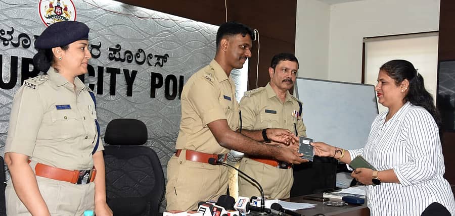 ಮಂಗಳೂರಿನ ಆಯುಕ್ತ ಕಚೇರಿಯಲ್ಲಿ ನಡೆದ ಸಭೆಯಲ್ಲಿ ಡಿಸಿಪಿ ಮಿಥುನ್ ಎಚ್.ಎನ್ ಕಳೆದುಕೊಂಡಿದ್ದ ಮೊಬೈಲ್ ಫೋನ್ ಅನ್ನು ಮಾಲೀಕರಿಗೆ ಹಿಂದಿರುಗಿಸಿದರು. ಎಸಿಪಿ ನಝ್ಮಾ ಫಾರೂಕಿ, ಡಿಸಿಪಿ ರವಿಶಂಕರ್ ಭಾಗವಹಿಸಿದ್ದರು