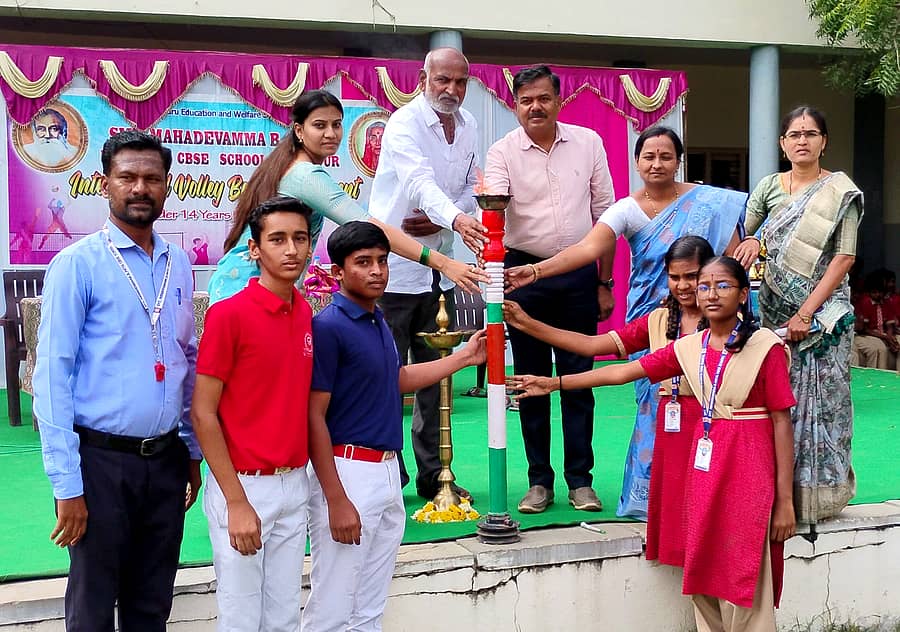 ಚಿತ್ತಾಪುರ ಪಟ್ಟಣದಲ್ಲಿನ ವಿಶ್ವಗುರು ಶಿಕ್ಷಣ ಸಂಸ್ಥೆಯ ಮಹಾದೇವಮ್ಮ ಪಾಟೀಲ್ ಶಾಲಾ ಆವರಣದಲ್ಲಿ ಗುರುವಾರ ಹಮ್ಮಿಕೊಂಡಿದ್ದ ಸಿಬಿಎಸ್‌ಇ ಶಾಲೆಗಳ ಜಿಲ್ಲಾ ಮಟ್ಟದ ವಾಲಿಬಾಲ್ ಕ್ರೀಡಾಕೂಟದಲ್ಲಿ ಸಂಸ್ಥೆಯ ಅಧ್ಯಕ್ಷ ನಾಗರೆಡ್ಡಿ ಪಾಟೀಲ್ ಕರದಾಳ ಕ್ರೀಡಾ ಜ್ಯೋತಿ ಸ್ವೀಕರಿಸಿ ಪಂದ್ಯಾವಳಿಗೆ ಚಾಲನೆ ನೀಡಿದರು 