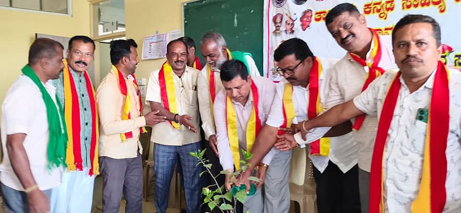 <div class="paragraphs"><p>ರಾಮನಗರದ ಐಜೂರಿನಲ್ಲಿರುವ ನ್ಯೂ ಎಕ್ಸ್‌ಪರ್ಟ್ ಕಾಲೇಜಿನಲ್ಲಿ ಕನ್ನಡ ಸಾಹಿತ್ಯ ಪರಿಷತ್ ತಾಲ್ಲೂಕು ಘಟಕ ಶುಕ್ರವಾರ ಹಮ್ಮಿಕೊಂಡಿದ್ದ ‘ಕೃಷಿ: ಯುವಜನತೆ ಭಾಗವಹಿಸುವಿಕೆಯ ಪ್ರಸ್ತುತ ಸನ್ನಿವೇಶಗಳು’ ವಿಷಯ ಕುರಿತ ವಿಚಾರ ಸಂಕಿರಣವನ್ನು ರಾಮನಗರ ಟಿಎಪಿಸಿಎಂಎಸ್ ಅಧ್ಯಕ್ಷ ದೊಡ್ಡಿ ಸುರೇಶ್ ಉದ್ಘಾಟಿಸಿದರು. </p></div>