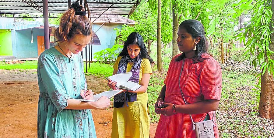 <div class="paragraphs"><p>ಮೈಸೂರಿನಲ್ಲಿ ಕನ್ನಡ ಕಲಿಯಲು ಬಂದಿದ್ದ ಪೆನ್ವಿಲ್ವೇನಿಯಾ ವಿಶ್ವವಿದ್ಯಾಲಯದ ಕಮಲಿನಿ ಹೆಗಡೆ ಮತ್ತು ಲಡ್ವಿಗ್ ಮ್ಯಾಕ್ಸಿಮಿಲಿಯನ್ ವಿಶ್ವವಿದ್ಯಾಲಯದ ಅನ್ನೆ ಕ್ಯಾಥರಿನ ಅವರೊಂದಿಗೆ ಶಿಕ್ಷಕಿ ಸಂಘಮಿತ್ರೆ</p></div>