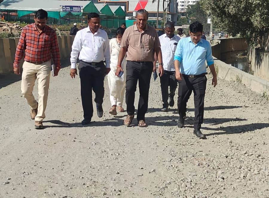 ಪಣತ್ತೂರಿನಲ್ಲಿ ರಸ್ತೆ ಕಾಮಗಾರಿಯನ್ನು ಮಹೇಶ್ವರ್‌ ರಾವ್‌ ಪರಿಶೀಲಿಸಿದರು