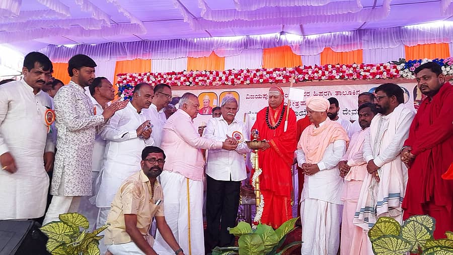 ದೇವರಹಿಪ್ಪರಗಿಯ ಹರನಾಳ ಗ್ರಾಮದಲ್ಲಿ ಹೇಮರಡ್ಡಿ ಮಲ್ಲಮ್ಮ ಮೂರ್ತಿ ಪ್ರಾಣ ಪ್ರತಿಷ್ಠಾಪನೆ ಕಾರ್ಯಕ್ರಮಕ್ಕೆ ಶ್ರೀಶೈಲ ಪೀಠದ ಚನ್ನಸಿದ್ದರಾಮ ಪಂಡಿತಾರಾಧ್ಯ ಶ್ರೀ, ಸಚಿವರಾದ ರಾಮಲಿಂಗಾರಡ್ಡಿ, ಶರಣಬಸಪ್ಪ ದರ್ಶನಾಪೂರ ಚಾಲನೆ ನೀಡಿದರು