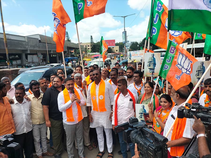 ಹಾಸನದಲ್ಲಿ ಶುಕ್ರವಾರ ನಡೆದ ಏಕತಾ ನಡಿಗೆಯಲ್ಲಿ ಬಿಜೆಪಿ ರಾಜ್ಯ ಘಟಕದ ಪ್ರಧಾನ ಕಾರ್ಯದರ್ಶಿ ಪ್ರೀತಂಗೌಡ ಮಾತನಾಡಿದರು.