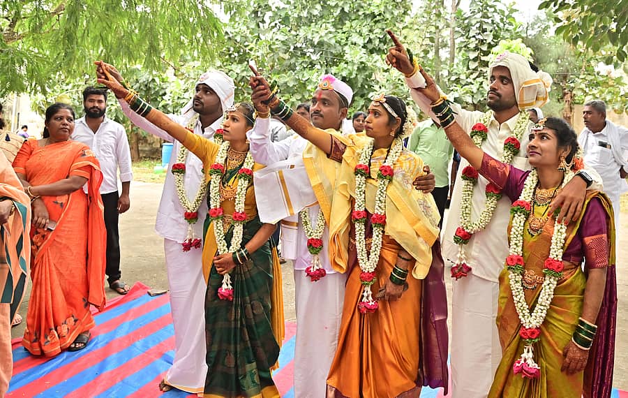 ದಾವಣಗೆರೆಯ ಶ್ರೀರಾಮ ನಗರದಲ್ಲಿನ ರಾಜ್ಯ ಮಹಿಳಾ ನಿಲಯದಲ್ಲಿ ಶುಕ್ರವಾರ ಆಯೋಜಿಸಿದ್ದ ವಿವಾಹ ಮಹೋತ್ಸವದಲ್ಲಿ ವಧು–ವರರಾದ ಬಸವರಾಜ್ ಮತ್ತು ರಕ್ಷಿತಾ, ಪ್ರವೀಣ್ ಮತ್ತು ರುಚಿತಾ, ನಾಗರಾಜ್ ಮತ್ತು ಶಾಲಿನಿ ಜೋಡಿ ಅರುಂಧತಿ ನಕ್ಷತ್ರ ನೋಡುವ ಮೂಲಕ ದಾಂಪತ್ಯ ಜೀವನಕ್ಕೆ ಕಾಲಿಟ್ಟರು ಪ್ರಜಾವಾಣಿ ಚಿತ್ರ/ ಸತೀಶ್ ಬಡಿಗೇರ