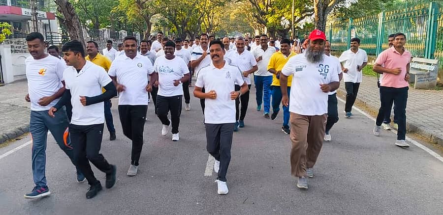 ಮಂಡ್ಯ ನಗರದಲ್ಲಿ ಪೊಲೀಸ್‌ ಇಲಾಖೆಯಿಂದ ನಡೆದ ‘ಏಕತಾ ಓಟ’ದಲ್ಲಿ ಜಿಲ್ಲಾ ಪೊಲೀಸ್‌ ವರಿಷ್ಠಾಧಿಕಾರಿ ಮಲ್ಲಿಕಾರ್ಜುನ ಬಾಲದಂಡಿ, ಹೆಚ್ಚುವರಿ ಎಸ್ಪಿಗಳಾದ ತಿಮ್ಮಯ್ಯ, ಗಂಗಾಧರಸ್ವಾಮಿ ಸೇರಿದಂತೆ ಪೊಲೀಸ್‌ ಅಧಿಕಾರಿಗಳು, ಸಿಬ್ಬಂದಿ ಪಾಲ್ಗೊಂಡಿದ್ದರು