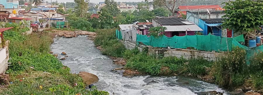 ದ್ವಾರಸಮುದ್ರ ಕೆರೆ ಕೋಡಿಹಳ್ಳದ ಪಕ್ಕದಲ್ಲಿ ಅಪಾಯದ ಅಂಚಿನಲ್ಲಿರುವ ಬೂದಿಗುಂಡಿ ಬಡಾವಣೆ