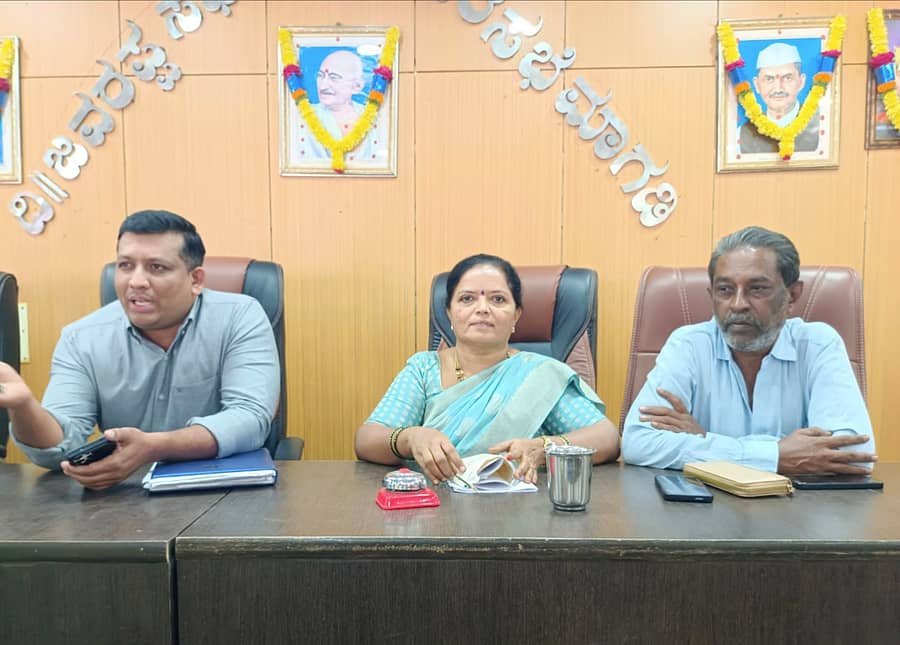 ಮಾಗಡಿ ಪುರಸಭೆ ಸಾಮಾನ್ಯ ಸಭೆ ಶಿವರುದ್ರಮ್ಮ ವಿಜಯ್ ಕುಮಾರ್ ಅಧ್ಯಕ್ಷತೆಯಲ್ಲಿ ನಡೆಯಿತು. ಉಪಾಧ್ಯಕ್ಷ ರಿಯಾಜ್, ಮುಖ್ಯಾಧಿಕಾರಿ ಶ್ರೀನಿವಾಸ್ ಇದ್ದರು