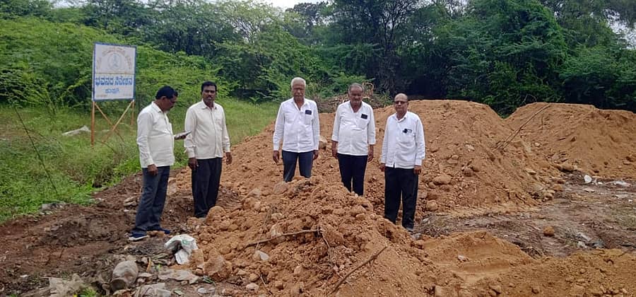 ಕುಷ್ಟಗಿಯ ದೇಸಾಯಿ ಬಡಾವಣೆಯಲ್ಲಿನ ಮಾಜಿ ಸೈನಿಕರ ಸಂಘದ ನಿವೇಶನದ ಬಳಿಯ ಸರ್ಕಾರಿ ಜಾಗದಲ್ಲಿ ಕೆಲ ವ್ಯಕ್ತಿಗಳು ಗರಸು ಮಣ್ಣು ಗುಡ್ಡೆ ಹಾಕಿರುವುದು