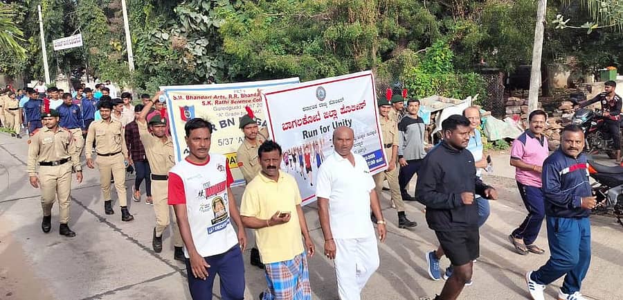 ಮ್ಯಾರಥಾನ ನಡಿಗೆ ಪಟ್ಟಣದ ಪೋಲಿಸ್ ಇಲಾಖೆ ವತಿಯಿಂದ ಶುಕ್ರವಾರ ಹಮ್ಮಿಕೊಳ್ಳಲಾಗಿತ್ತು.