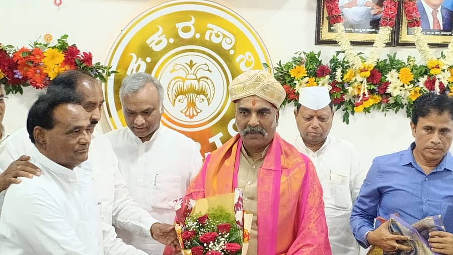 <div class="paragraphs"><p>ಕಲ್ಯಾಣ ಕರ್ನಾಟಕ ರಸ್ತೆ ಸಾರಿಗೆ ಸಂಸ್ಥೆಯ ಅಧ್ಯಕ್ಷರಾಗಿ ಕಾಂಗ್ರೆಸ್ ಮುಖಂಡ ಅರುಣಕುಮಾರ ಎಂ. ಪಾಟೀಲ ಅವರು ಶುಕ್ರವಾರ ಅಧಿಕಾರ ವಹಿಸಿಕೊಂಡರು.</p></div>