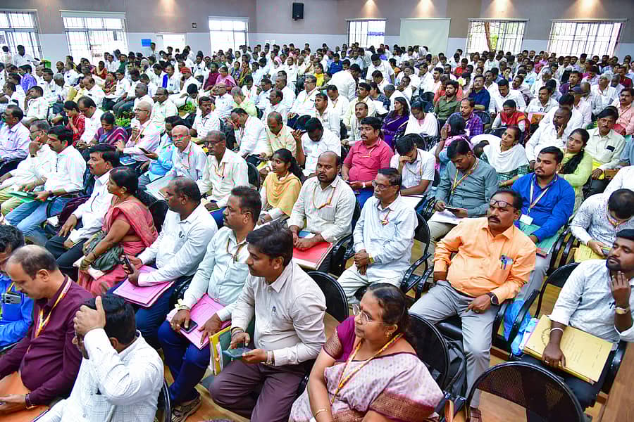 <div class="paragraphs"><p>ಕೊಪ್ಪಳದ ಜಿಲ್ಲಾಡಳಿತ ಭವನದಲ್ಲಿ ಶುಕ್ರವಾರ ನಡೆದ ಲೋಕಾಯುಕ್ತದಲ್ಲಿ ದಾಖಲಾದ ಪ್ರಕರಣಗಳ ವಿಚಾರಣೆ ಕಾರ್ಯದಲ್ಲಿ ಪಾಲ್ಗೊಂಡಿದ್ದ ಅಧಿಕಾರಿಗಳು</p></div>