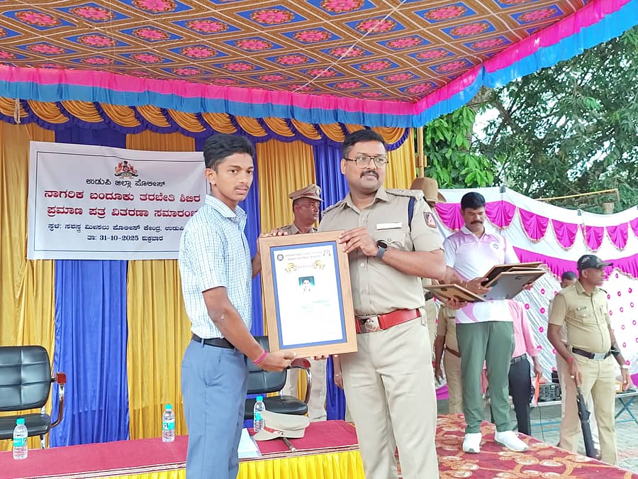 ಪರೀಕ್ಷಿತ್ ಅವರಿಗೆ ಎಸ್‌ಪಿ ಹರಿರಾಮ್ ಶಂಕರ್ ಪ್ರಶಸ್ತಿ ವಿತರಿಸಿದರು