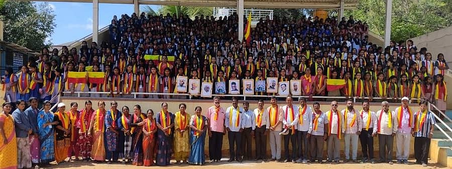 ದೊಡ್ಡಬಳ್ಳಾಪುರದ ಭಗತ್ ಸಿಂಗ್ ಕ್ರೀಡಾಂಗಣದಲ್ಲಿ ಶುಕ್ರವಾರ ನಡೆದ ಪೂರ್ವ ಸಿದ್ಧತಾ ಕಾರ್ಯಕ್ರಮದಲ್ಲಿ ವಿದ್ಯಾರ್ಥಿಗಳು ಭಾಗವಹಿಸಿ ನಾಡಗೀತೆ  ಹಾಡಿದರು