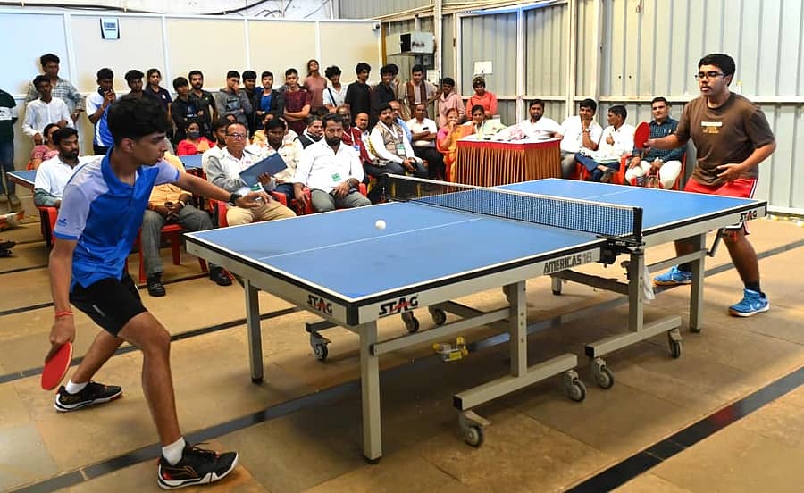 ಅಂತಿಮ ಪಂದ್ಯದಲ್ಲಿ ಬೆಂಗಳೂರು ದಕ್ಷಿಣ ಹಾಗೂ ಮೈಸೂರು ತಂಡದ ಆಟಗಾರರು ಪ್ರಶಸ್ತಿಗಾಗಿ ಹೋರಾಡಿದರು