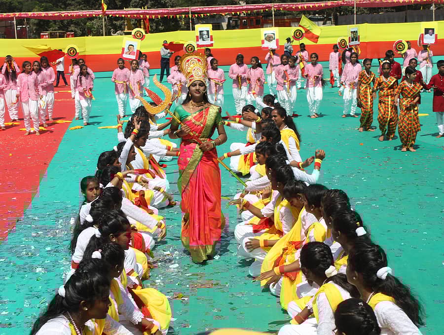 ರಾಜ್ಯೋತ್ಸವದಲ್ಲಿ ವಿದ್ಯಾರ್ಥಿಗಳು ಆಕರ್ಷಕ ನೃತ್ಯ ಪ್ರದರ್ಶನ