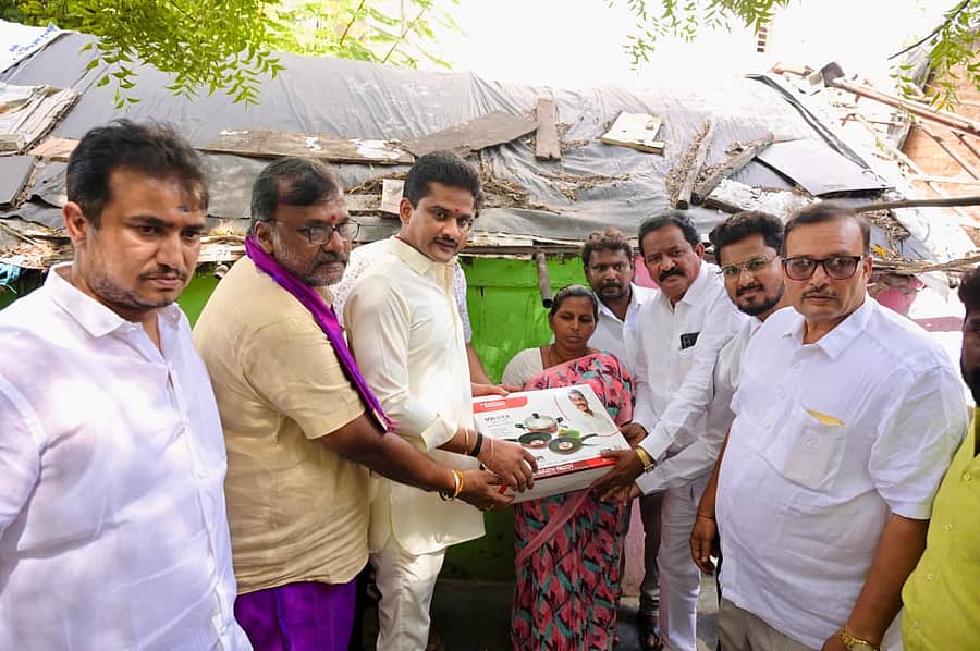 ಬಳ್ಳಾರಿ ನಗರದ 23ನೇ ವಾರ್ಡ್‌ನಲ್ಲಿ ಶುಕ್ರವಾರ ವಾರ್ಡ್‌ ಪ್ರದಕ್ಷಿಣೆ ಕೈಗೊಂಡ ಶಾಸಕ ನಾರಾ ಭರತ್‌ ರೆಡ್ಡಿ, ಸಾರ್ವಜನಿಕರಿಗೆ ಕಿಚನ್‌ ಕಿಟ್‌ಗಳನ್ನು ಉಚಿತವಾಗಿ ವಿತರಿಸಿದರು. ಕಾರ್ಪೊರೇಟರ್‌ ಗಾದೆಪ್ಪ ಹಾಜರಿದ್ದರು