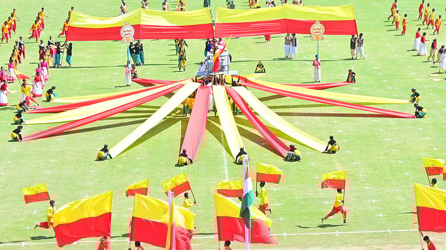 ಕಂಠೀರವ ಕ್ರೀಡಾಂಗಣದಲ್ಲಿ ಶನಿವಾರ ನಡೆದ ಕರ್ನಾಟಕ ರಾಜ್ಯೋತ್ಸವದಲ್ಲಿ ಕನ್ನಡದ ಹಿರಿಮೆ ಬಿಂಬಿಸುವ ನೃತ್ಯ ಪ್ರದರ್ಶಿಸಿದ ಶಾಲಾ ವಿದ್ಯಾರ್ಥಿಗಳು
ಪ್ರಜಾವಾಣಿ ಚಿತ್ರ