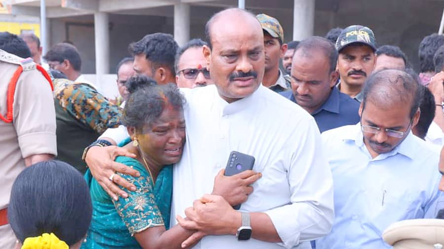 ಆಂಧ್ರಪ್ರದೇಶದ ಶ್ರೀಕಾಕುಳಂ ಜಿಲ್ಲೆಯ ಕಾಸಿಬುಗ್ಗಾದಲ್ಲಿನ ವೆಂಕಟೇಶ್ವರ ದೇವಸ್ಥಾನದಲ್ಲಿ ಸಂಭವಿಸಿದ ಕಾಲ್ತುಳಿತದಲ್ಲಿ ಮೃತಪಟ್ಟವರ ಕುಟುಂಬಸ್ಥರಿಗೆ ಸಚಿವ ಕೆ.ಅಚ್ಚನ್ನಾಯುಡು ಶನಿವಾರ ಸಾಂತ್ವನ ಹೇಳಿದರು  ಪಿಟಿಐ ಚಿತ್ರ 
