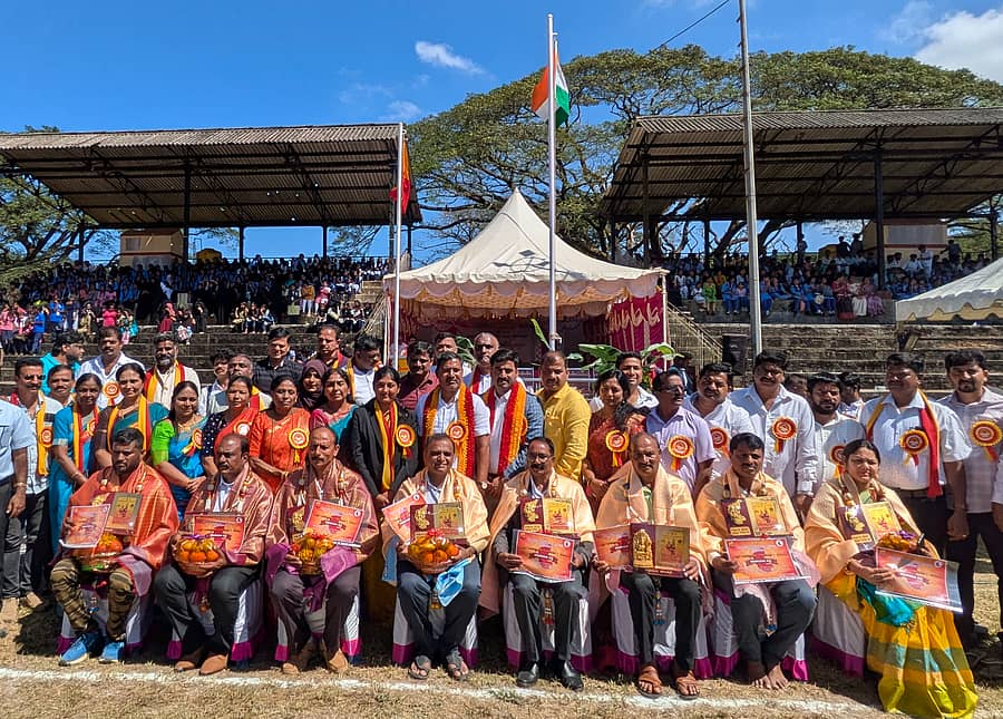 ಸಕಲೇಶಪುರದಲ್ಲಿ ರಾಷ್ಟ್ರೀಯ ಹಬ್ಬಗಳ ಆಚರಣಾ ಸಮಿತಿ ವತಿಯಿಂದ ಶನಿವಾರ ನಡೆದ ಕನ್ನಡ ರಾಜ್ಯೋತ್ಸವದಲ್ಲಿ ವಿವಿಧ ಕ್ಷೇತ್ರಗಳಲ್ಲಿ ಸಾಧನೆ ಮಾಡಿದ ಸಾಧಕರನ್ನು ಸನ್ಮಾನಿಸಲಾಯಿತು