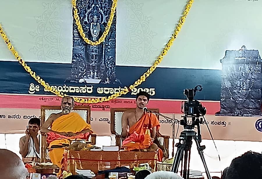 ಅಫಜಲಪುರ ತಾಲೂಕಿನ ಮಣ್ಣೂರ ಗ್ರಾಮದ ಚನ್ನಕೇಶವ ದೇವರ ವೇದೇಶತೀರ್ಥರ ಮಾಧವತೀರ್ಥರ ಮೂಲ ವೃಂದಾವನದ ಲ್ಲಿ ದಿನದ ವಿಜಯದಾಸರ ಆರಾಧನೆ ಹಾಗೂ ಜ್ಞಾನ ಸತ್ರ ಮೂರನೇ ದಿನದ ಕಾರ್ಯಕ್ರಮ ಶನಿವಾರ ಜರಗಿತು.