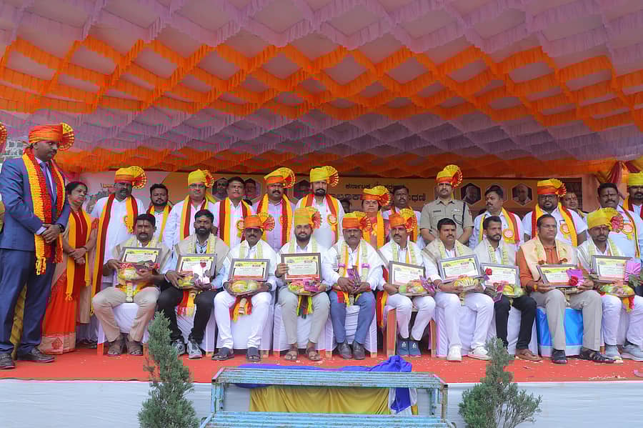 ಅಥಣಿಯಲ್ಲಿ ನಡೆದ ಕರ್ನಾಟಕ ರಾಜ್ಯೋತ್ಸವ ಕಾರ್ಯಕ್ರಮದಲ್ಲಿ ಸಾಧಕರಿಗೆ ತಾಲ್ಲೂಕುಮಟ್ಟದ ರಾಜ್ಯೋತ್ಸವ ಪ್ರಶಸ್ತಿ ನೀಡಿ ಗೌರವಿಸಲಾಯಿತು