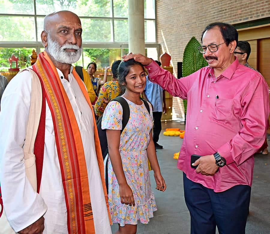 <div class="paragraphs"><p>‘ಕೃಷ್ಣೆಯಿಂದ ಕಾವೇರಿವರೆಗೆ...’ ಉದ್ಘಾಟನಾ ಕಾರ್ಯಕ್ರಮದಲ್ಲಿ ವಿದ್ಯಾರ್ಥಿನಿಯೊಂದಿಗೆ ನಾಗತಿಹಳ್ಳಿ ಚಂದ್ರಶೇಖರ್ ಮಾತುಕತೆ. ಕರ್ನಾಟಕ ಶಿಲ್ಪಕಲಾ ಅಕಾಡೆಮಿಯ ಅಧ್ಯಕ್ಷ ಎಂ.ಸಿ.ರಮೇಶ್ ಜತೆಗಿದ್ದರು</p></div>