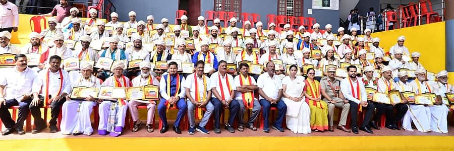 ಕಾರ್ಯಕ್ರಮದಲ್ಲಿ ಸಾಧಕರಿಗೆ ರಾಜ್ಯೋತ್ಸವ ಸನ್ಮಾನ ನೀಡಲಾಯಿತು