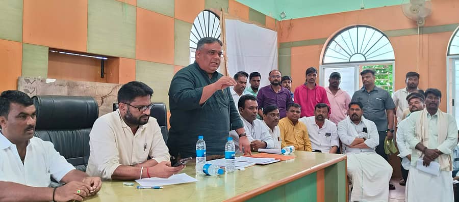 ಶಿಗ್ಗಾವಿ ಪಟ್ಟಣದ ತಹಶೀಲ್ದಾರ್ ಕಚೇರಿ ಸಭಾಭವನದಲ್ಲಿ ಶುಕ್ರವಾರ ನಡೆದ ಕನಕದಾಸರ ಮತ್ತು ಒನಕೆ ಓಬವ್ವ ಜಯಂತಿ ಪೂರ್ವಭಾವಿ ಸಭೆಯಲ್ಲಿ ಶಾಸಕ ಯಾಸೀರ್ ಅಹ್ಮದಖಾನ್ ಪಠಾಣ ಮಾತನಾಡಿದರು