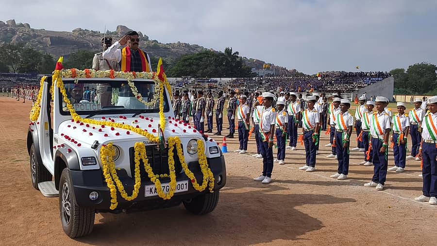 <div class="paragraphs"><p>ಕೊಪ್ಪಳದಲ್ಲಿ ‌ಕನ್ನಡ ಮತ್ತು ಸಂಸ್ಕೃತ ಇಲಾಖೆ ಖಾತೆ ಸಚಿವ ಶಿವರಾಜ ತಂಗಡಗಿ ವಿವಿಧ ತಂಡಗಳಿಂದ ಗೌರವ ವಂದನೆ ಸ್ವೀಕರಿಸಿದರು.</p></div>