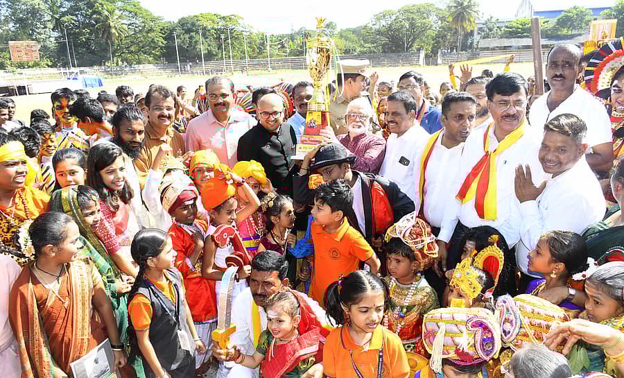 ಶಿವಮೊಗ್ಗದ ನೆಹರೂ ಕ್ರೀಡಾಂಗಣದಲ್ಲಿ ಶನಿವಾರ ಕರ್ನಾಟಕ ರಾಜ್ಯೋತ್ಸವ ಸಮಾರಂಭದಲ್ಲಿ ಸಾಂಸ್ಕೃತಿಕ ಕಾರ್ಯಕ್ರಮಗಳಲ್ಲಿ ವಿಜೇತರಾದ ಮಕ್ಕಳಿಗೆ ಜಿಲ್ಲಾಧಿಕಾರಿ ಗುರುದತ್ತ ಹೆಗಡೆ ಬಹುಮಾನ ವಿತರಿಸಿದರು. ವಿಧಾನಪರಿಷತ್ ಸದಸ್ಯ ಡಾ.ಧನಂಜಯ ಸರ್ಜಿ ಚಿತ್ರದಲ್ಲಿದ್ದಾರೆ