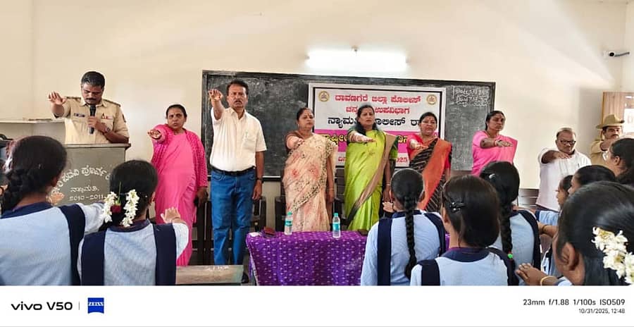 ನ್ಯಾಮತಿಯಲ್ಲಿ ಪೊಲೀಸ್ ಇಲಾಖೆ ವತಿಯಿಂದ ಕೆಪಿಎಸ್ ಶಾಲೆಯಲ್ಲಿ ನಡೆದ ರಾಷ್ಟ್ರೀಯ ಏಕತಾ ದಿವಸ್ ಕಾರ್ಯಕ್ರಮದಲ್ಲಿ ಪಿಐ ಎನ್.ಎಸ್.ರವಿ ಪ್ರತಿಜ್ಞಾವಿಧಿ ಬೋಧಿಸಿದರು.