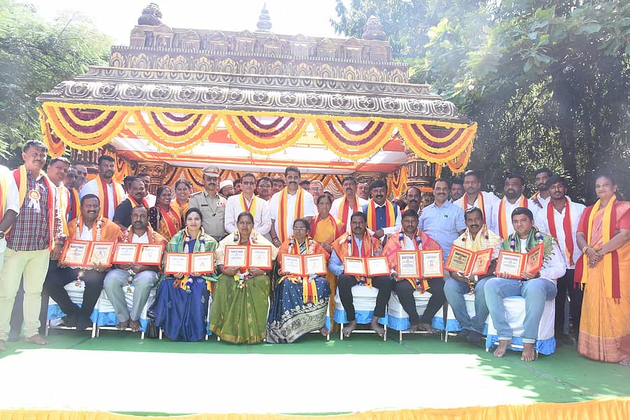 ತುಮಕೂರಿನಲ್ಲಿ ಶನಿವಾರ ಜಿಲ್ಲಾ ಕನ್ನಡಪರ ಸಂಘಟನೆಗಳ ಒಕ್ಕೂಟದಿಂದ ‘ಕದಂಬ ಕನ್ನಡಿಗ’ ರಾಜ್ಯೋತ್ಸವ ಪ್ರಶಸ್ತಿ ಪ್ರದಾನ ಮಾಡಲಾಯಿತು. ಶಾಸಕ ಜಿ.ಬಿ.ಜ್ಯೋತಿಗಣೇಶ್‌, ಒಕ್ಕೂಟದ ಗೌರವಾಧ್ಯಕ್ಷ ಎಚ್.ಎನ್.ದೀಪಕ್‌, ಅಧ್ಯಕ್ಷ ಎಸ್‌.ಶಂಕರ್‌, ಕೆಎಸ್‍ಆರ್‌ಪಿಯ ಅಜುಂ ಹುಸೇನ್, ಮುಖಂಡರಾದ ಎಸ್‌.ಪಿ.ಚಿದಾನಂದ್‌, ರಂಜನ್, ರಂಗಸ್ವಾಮಿ ಮೊದಲಾದವರು ಹಾಜರಿದ್ದರು