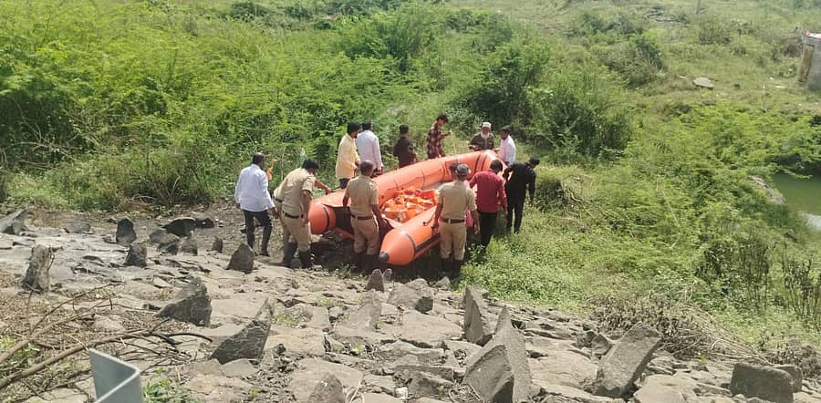 ಕಾಳಗಿ ತಾಲ್ಲೂಕಿನ ಹೇರೂರ ಕೆ. ಬೆಣ್ಣೆತೊರಾ ಜಲಾಶಯದ ಕೆಳಭಾಗದಲ್ಲಿ ಶನಿವಾರ ಯುವಕ ನಾಪತ್ತೆ ಆಗಿದ್ದರಿಂದ ಅಗ್ನಿಶಾಮಕ ದಳದವರು ಹುಡುಕಾಟಕ್ಕೆ ಪ್ರಯತ್ನಿಸಿದರು