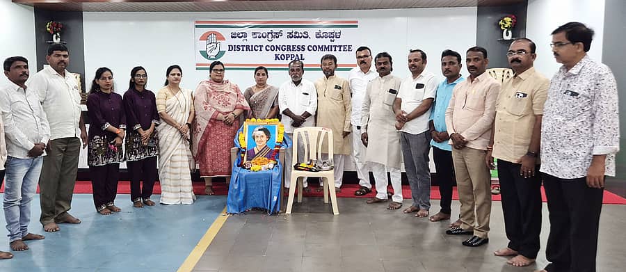 ಕೊಪ್ಪಳದ ಕಾಂಗ್ರೆಸ್ ಕಚೇರಿಯಲ್ಲಿ ಶುಕ್ರವಾರ ಇಂದಿರಾಗಾಂಧಿ ಪುಣ್ಯಸ್ಮರಣೆ ಆಚರಿಸಲಾಯಿತು
