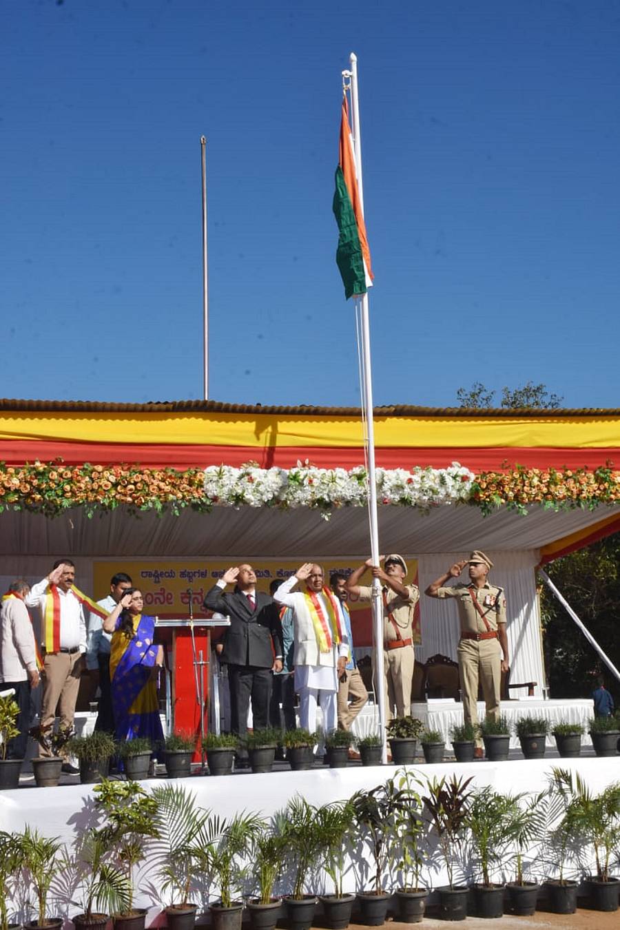 ಮಡಿಕೇರಿಯಲ್ಲಿ ಶನಿವಾರ ಕೊಡಗು ಜಿಲ್ಲಾ ಉಸ್ತುವಾರಿ ಸಚಿವ ಎನ್.ಎಸ್.ಭೋಸರಾಜು ಅವರು ಕನ್ನಡ ರಾಜ್ಯೋತ್ಸವದ ಪ್ರಯುಕ್ತ ಧ್ವಜಾರೋಹಣ ನೆರವೇರಿಸಿದರು
