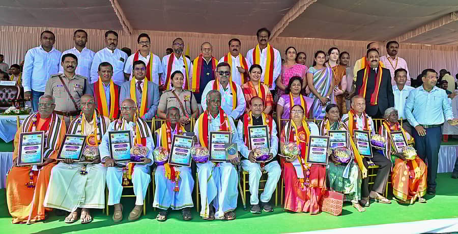 ದಾವಣಗೆರೆ ಜಿಲ್ಲಾ ಕ್ರೀಡಾಂಗಣದಲ್ಲಿ ಕರ್ನಾಟಕ ರಾಜ್ಯೋತ್ಸವ ಅಂಗವಾಗಿ ವಿವಿಧ ಕ್ಷೇತ್ರಗಳ ಸಾಧಕರನ್ನು ಸಚಿವ ಎಸ್.ಎಸ್.ಮಲ್ಲಿಕಾರ್ಜುನ್ ಹಾಗೂ ಗಣ್ಯರು ಸನ್ಮಾನಿಸಿದರು ಪ್ರಜಾವಾಣಿ ಚಿತ್ರಗಳು: ಸತೀಶ್ ಬಡಿಗೇರ