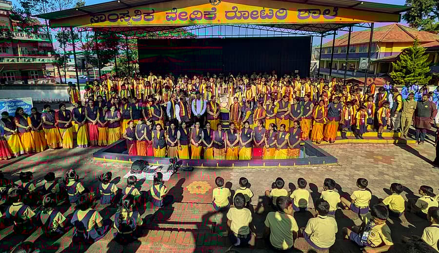 ಸಕಲೇಶಪುರದ ರೋಟರಿ ಆಂಗ್ಲ ಮಾಧ್ಯಮ ಶಾಲೆಯಲ್ಲಿ ವಿದ್ಯಾರ್ಥಿಗಳು, ಶಿಕ್ಷಕು ಶನಿವಾರ ಸಾವಿರ ಕಂಠದಲ್ಲಿ ನಾಡಗೀತೆ ಹಾಡಿದರು