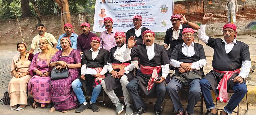 ವಿವಿಧ ಬೇಡಿಕೆಗಳ ಈಡೇರಿಕೆಗೆ ಆಗ್ರಹಿಸಿ ಕೊಡವ ನ್ಯಾಷನಲ್ ಕೌನ್ಸಿಲ್ (ಸಿಎನ್ಸಿ) ನಾಯಕರು ನವದೆಹಲಿಯಲ್ಲಿ ಶನಿವಾರ ಪ್ರತಿಭಟನೆ ನಡೆಸಿದರು