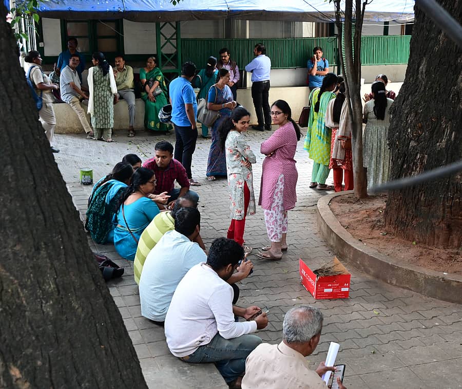 ನಗರದ ಕಬ್ಬನ್‌ಪಾರ್ಕ್‌ ಪೊಲೀಸ್ ಠಾಣೆಗೆ ದೂರು ನೀಡಲು ಬಂದಿದ್ದ ಹೂಡಿಕೆದಾರರು 