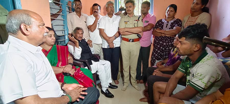 ತಾಲ್ಲೂಕಿನ ಕುದುರೆಮುಖ ರಾಷ್ಟ್ರೀಯ ಉದ್ಯಾನದ ಒಳಗೆ ಕೆರೆಕಟ್ಟೆ ಗ್ರಾಮದ ಕೆರೆಗದ್ದೆಯಲ್ಲಿ ಆನೆ ತುಳಿತದಿಂದ ಮೃತಪಟ್ಟ ಹರೀಶ್ ಶೆಟ್ಟಿ ಮತ್ತು ಉಮೇಶ್ ಗೌಡ ಅವರ ಮನೆಗೆ ಜಿಲ್ಲಾ ಉಸ್ತುವಾರಿ ಸಚಿವ ಕೆ.ಜೆ.ಜಾರ್ಜ್, ಶಾಸಕ ಟಿ.ಡಿ ರಾಜೇಗೌಡ ಭೇಟಿ ನೀಡಿ ಕುಟುಂಬದವರಿಗೆ ಸಾಂತ್ವನ ಹೇಳಿದರು 